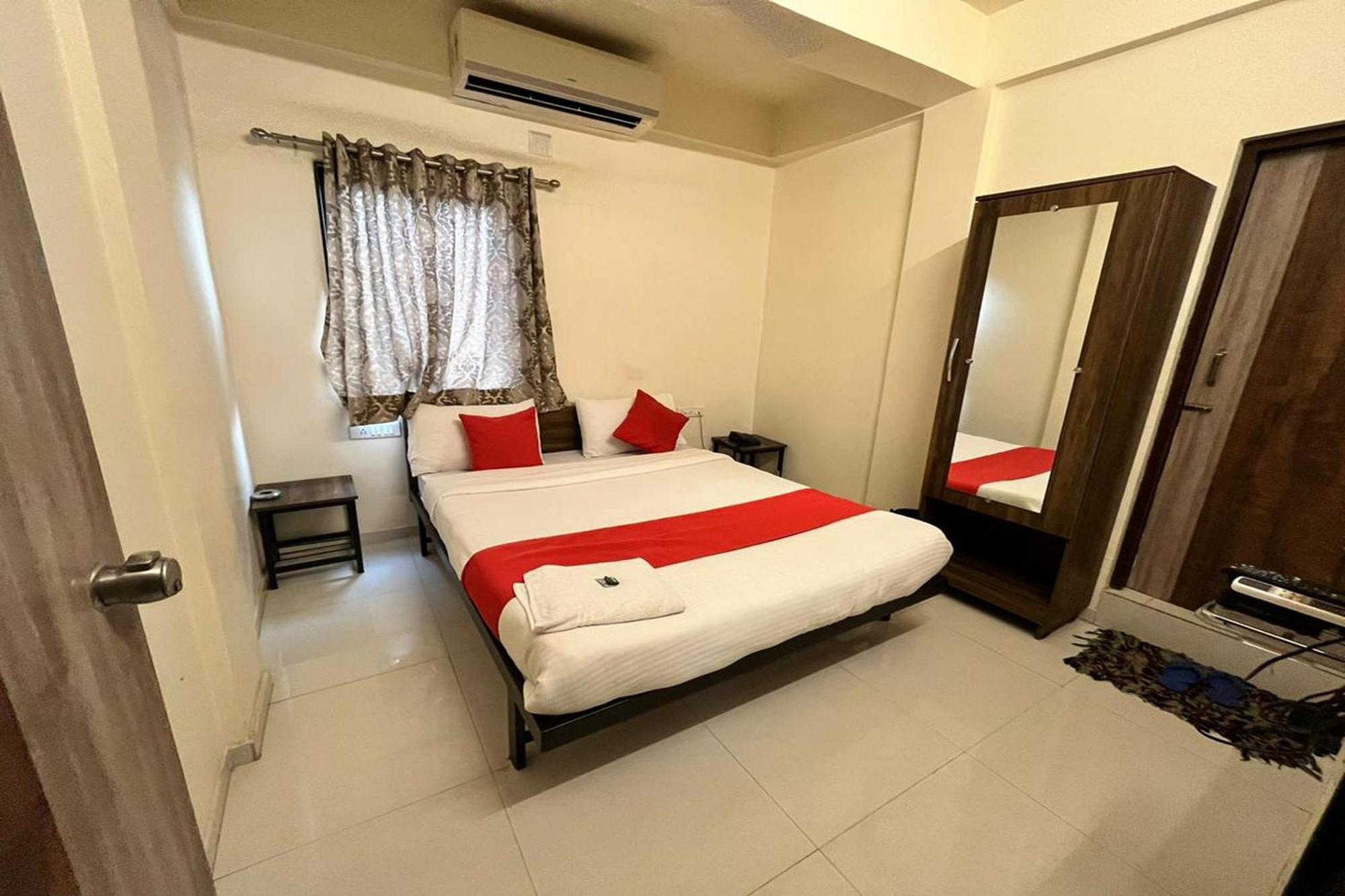 Hotel Kalyan Palace Watuwa Exterior photo