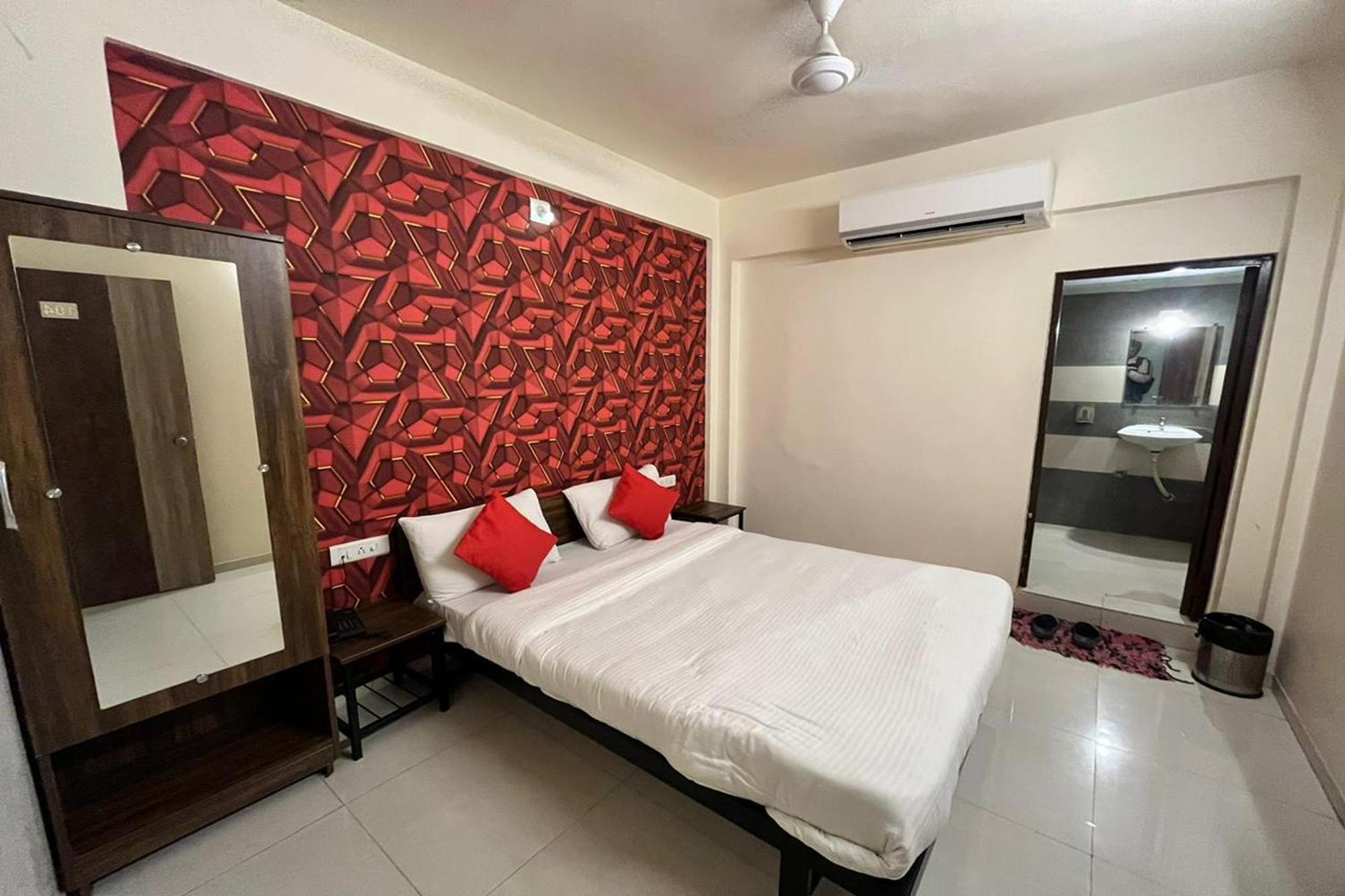 Hotel Kalyan Palace Watuwa Exterior photo