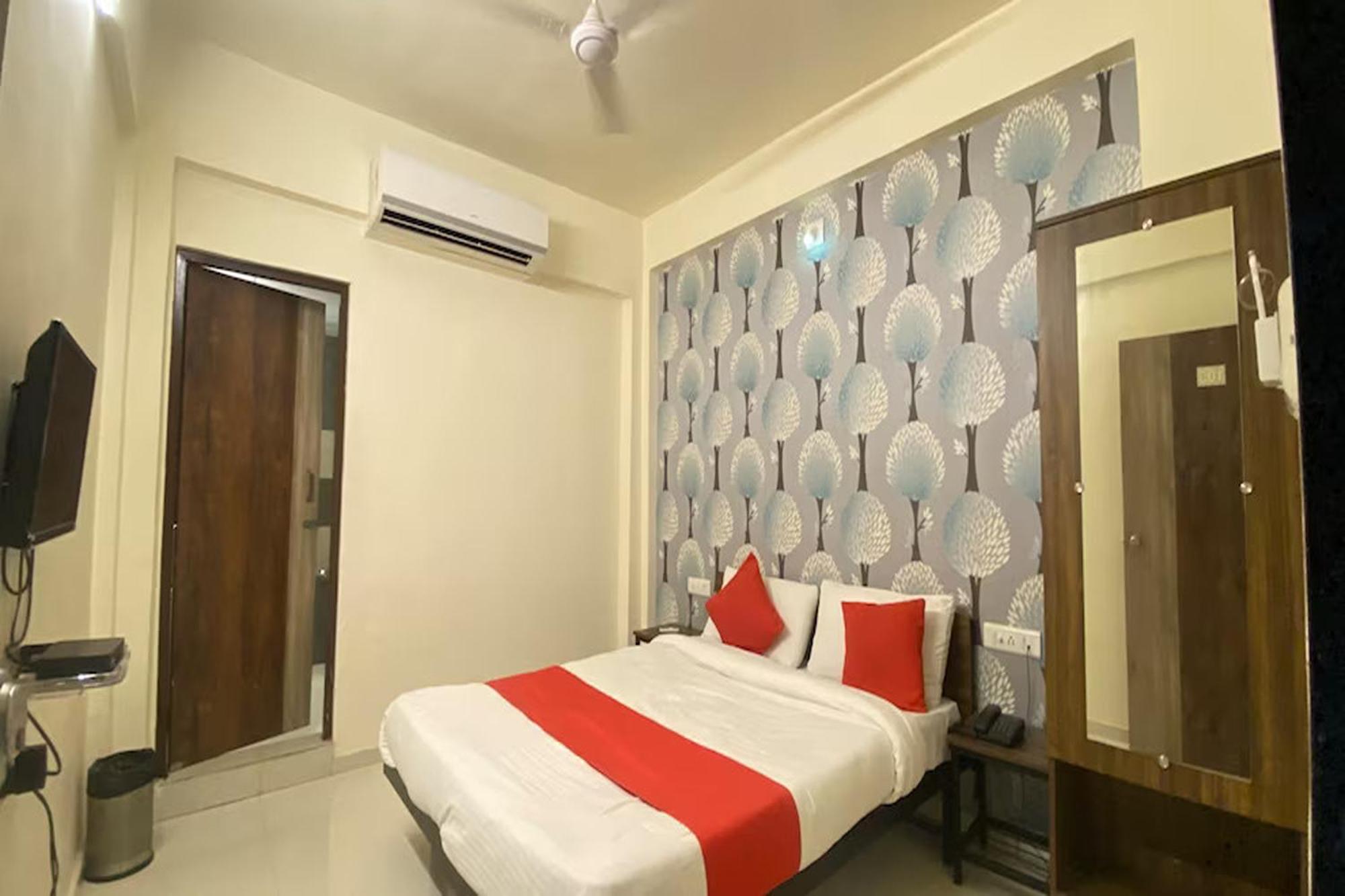 Hotel Kalyan Palace Watuwa Exterior photo