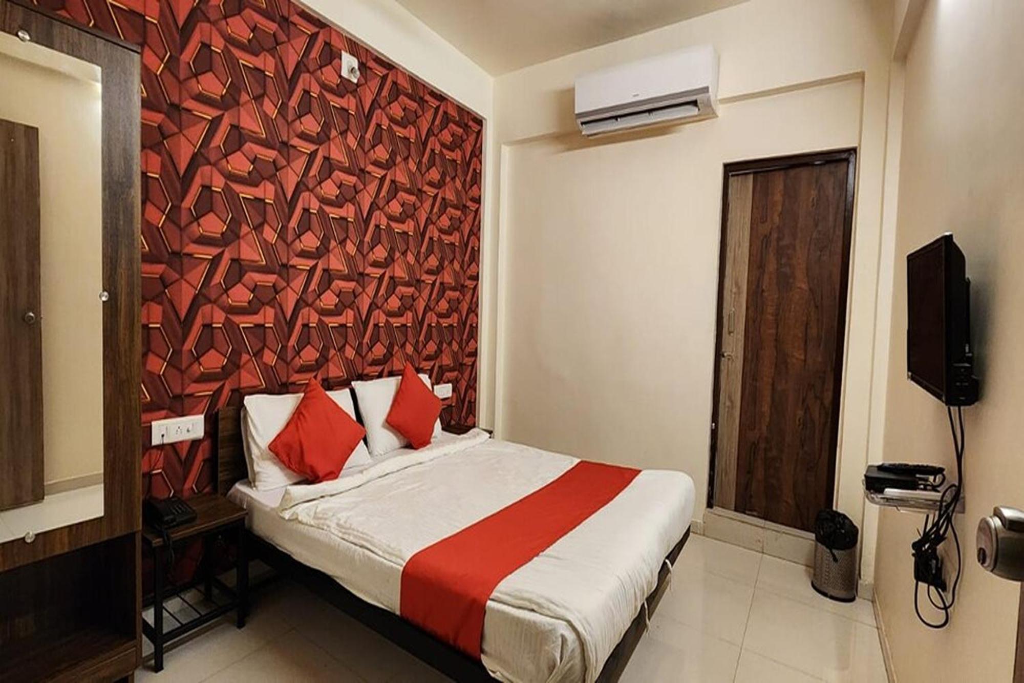 Hotel Kalyan Palace Watuwa Exterior photo