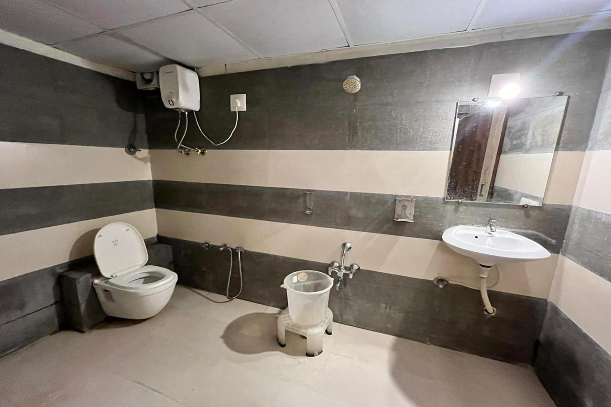 Hotel Kalyan Palace Watuwa Exterior photo