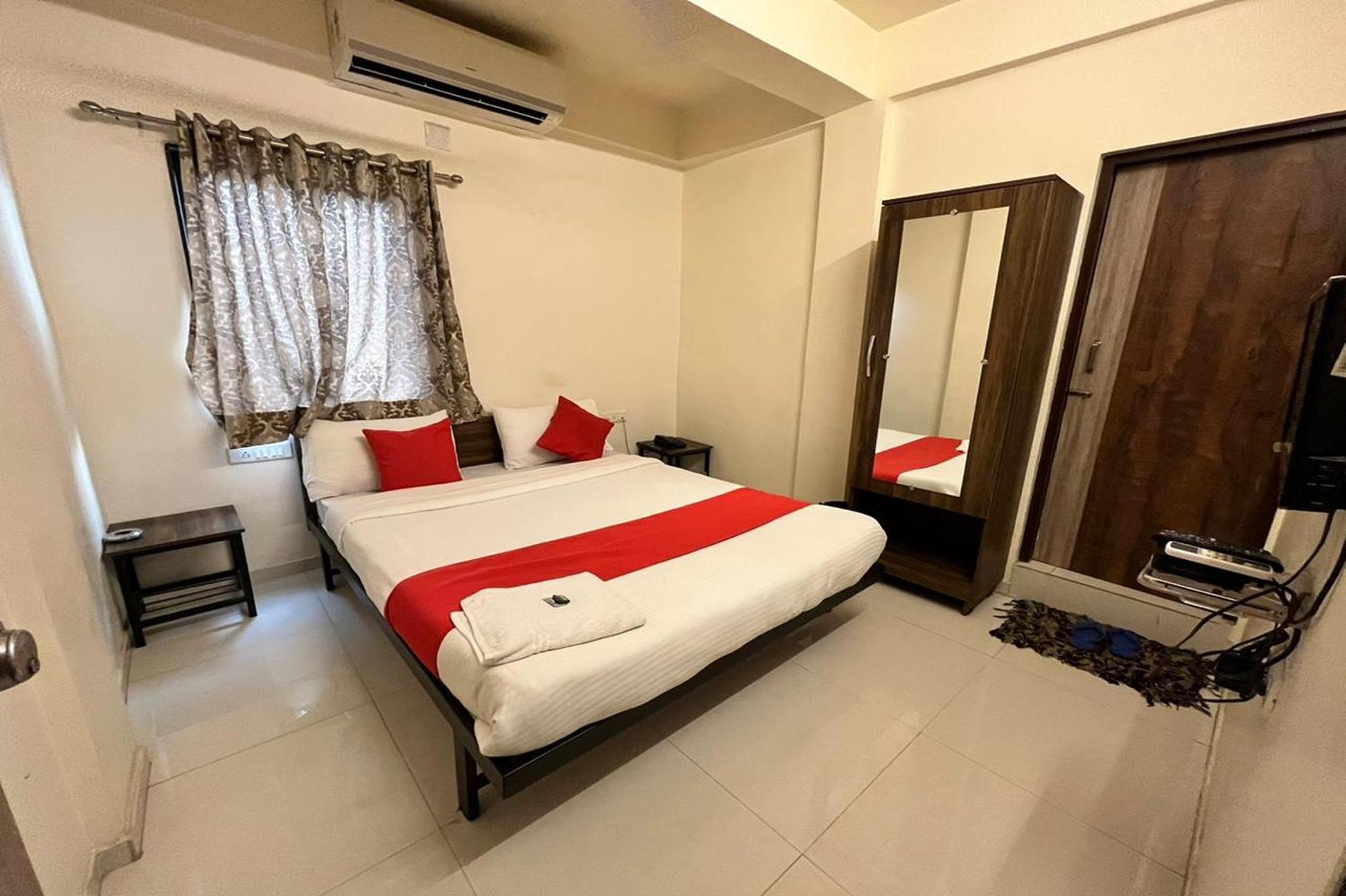 Hotel Kalyan Palace Watuwa Exterior photo